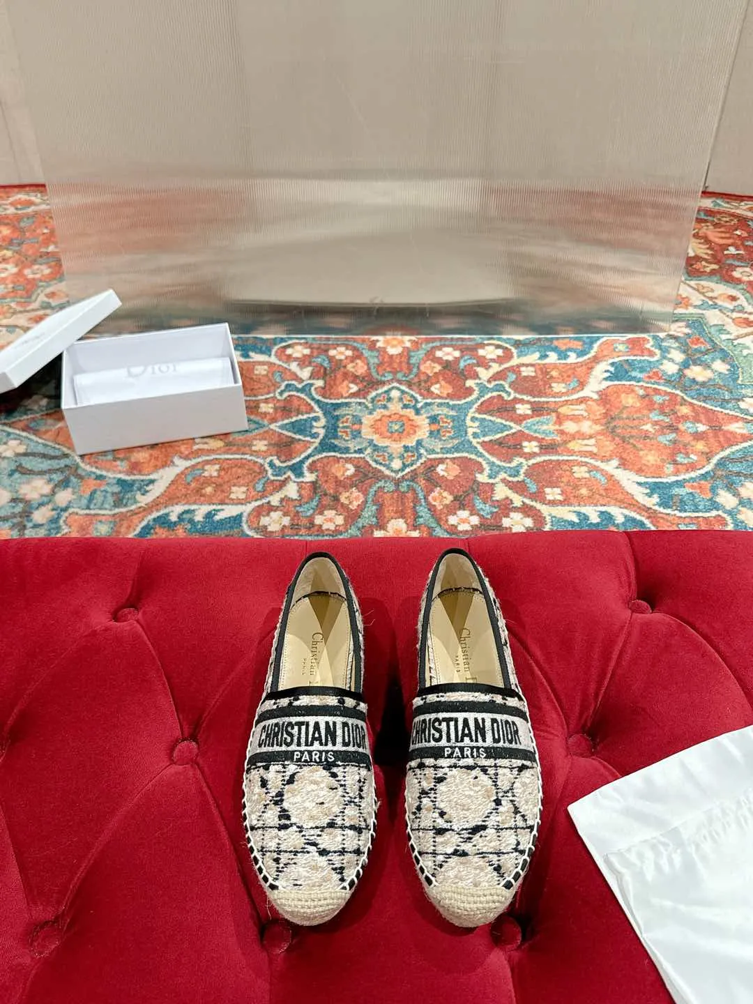 👟👟Ex-factory price 460👟👟 Dior DIOR's new popular early spring fisherman shoes 🆕 Simple, elegant and fashionable, timeless and timeless, it is a classic that will never fade away in the fashion circle, retro fisherman shoes. Original hand-woven surface, electric embroidery technology! Specific cloth surface and rubber outsole. Code number: 35-39 (40.41 customized, non-refundable)